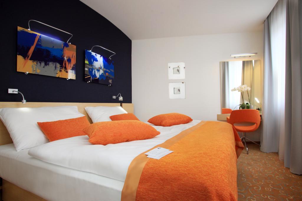 Orea Hotel Atrium Otrokovice Rum bild
